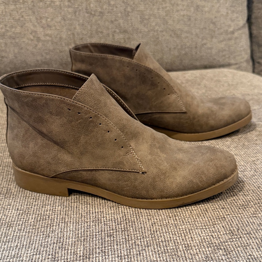 Women’s Chukka Boots in Taupe